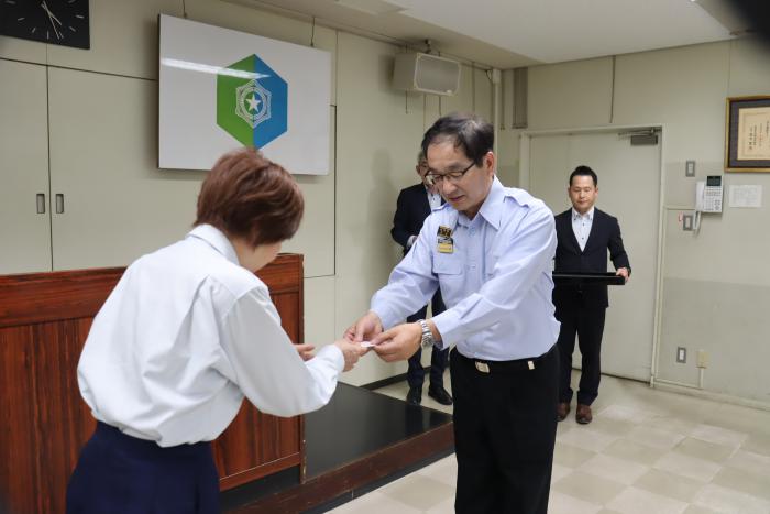 記念品をもらう写真