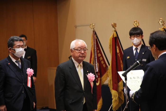 山内会長の表彰状授与前の写真