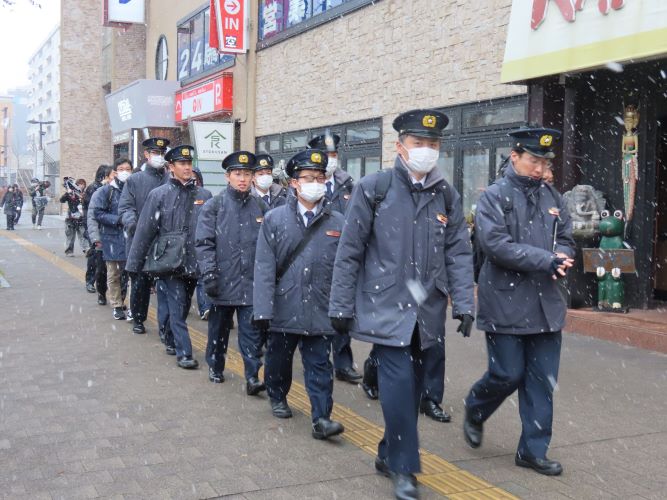 緊急防火指導に向かう職員1