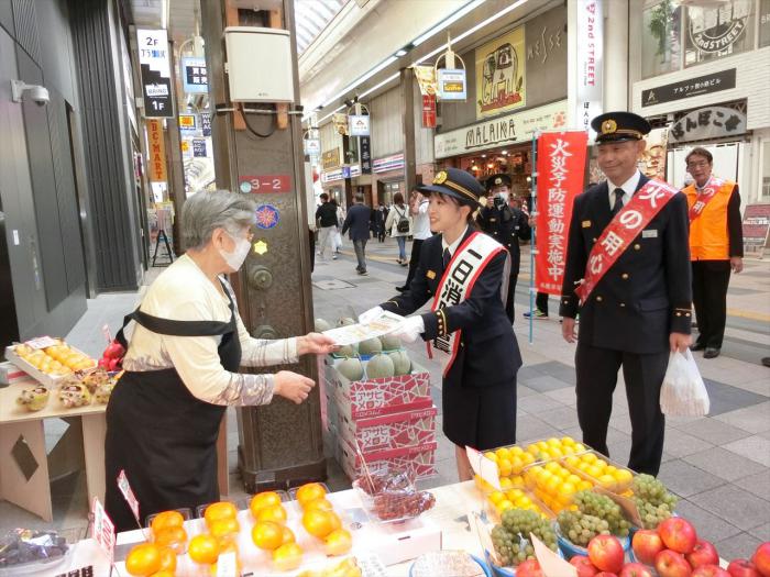 福地アナが狸小路商店街で街頭啓発している写真