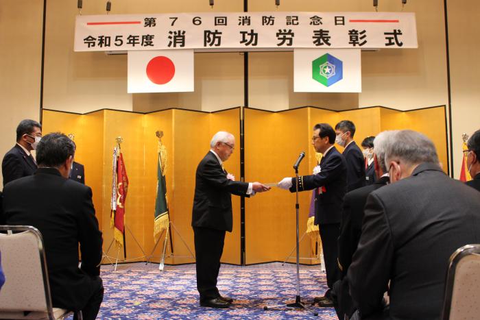 山内会長の表彰状授与の写真