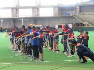 イベントで訓練披露をしている子供たち