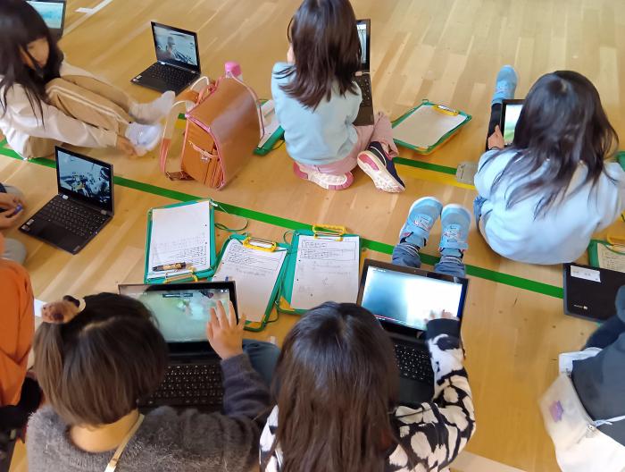 児童がタブレットを見ている様子