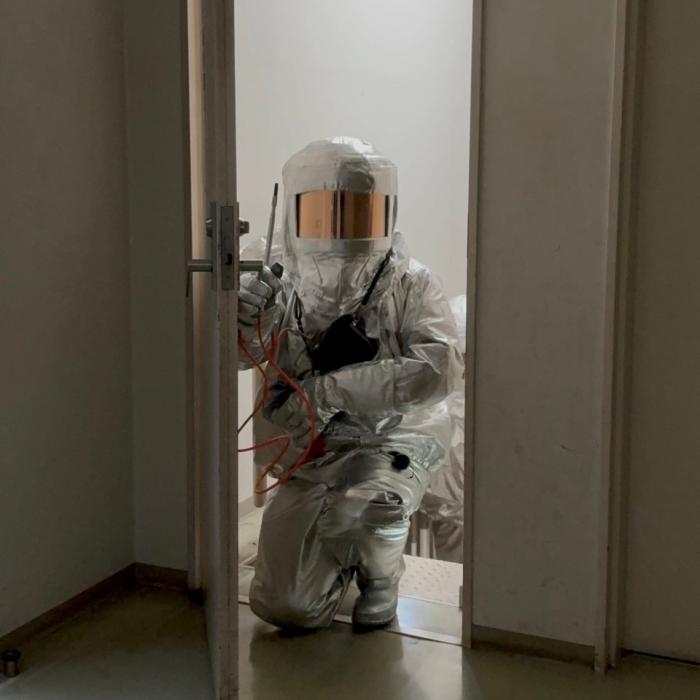 耐熱服を着装しガス濃度測定