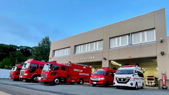 清田消防署外観と消防車両の写真