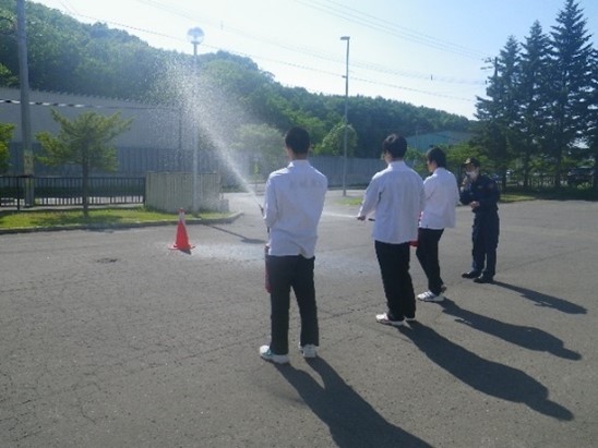 消火器を使う生徒