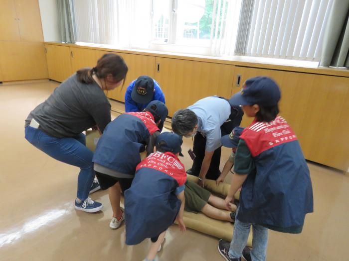 毛布を使った担架作り体験の様子