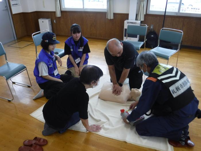 心肺蘇生法を指導する中高生クラブ員