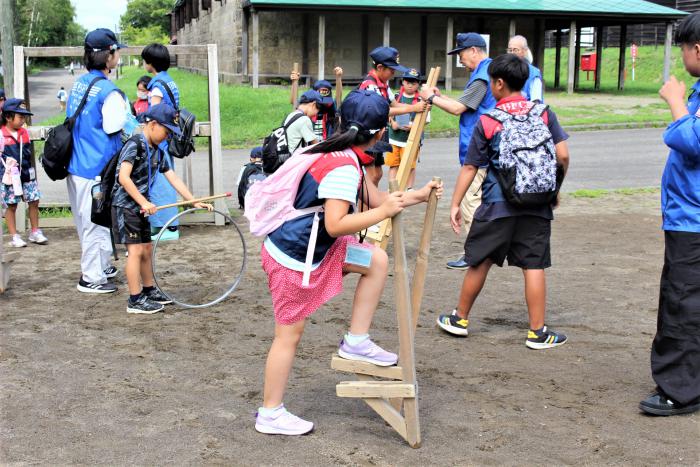 北海道開拓の村内で竹馬を楽しむクラブ員の様子