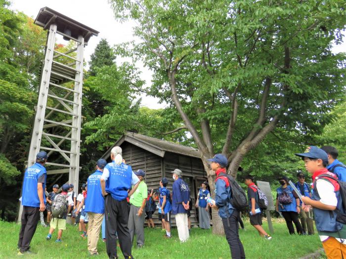 北海道開拓の村内の消防番屋を見学している様子