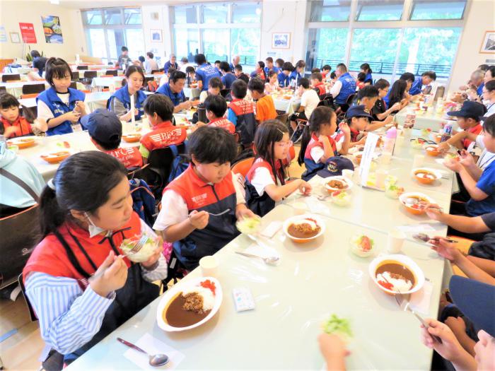 北海道開拓の村レストランでカレーライスを食べている様子