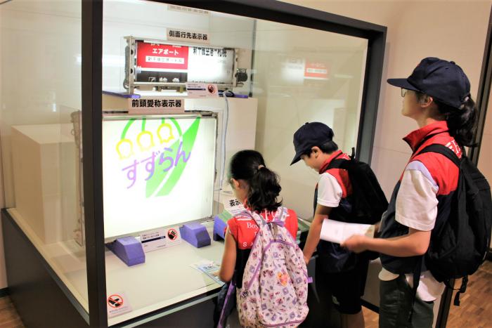 北海道博物館の展示物を見ているクラブ員の様子2