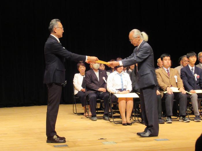 部長の代理で表彰状を受け取る長屋副部長