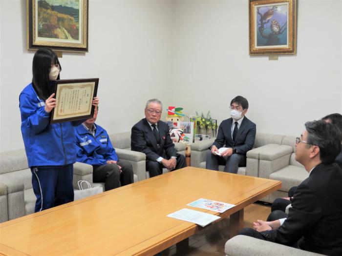 賞状を持って清田区長へ受賞報告をする清水さん
