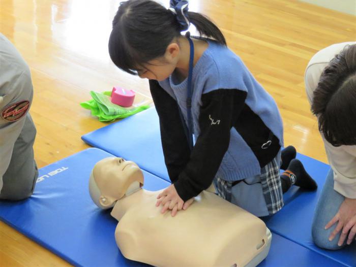子どもが胸骨圧迫の練習をしている様子