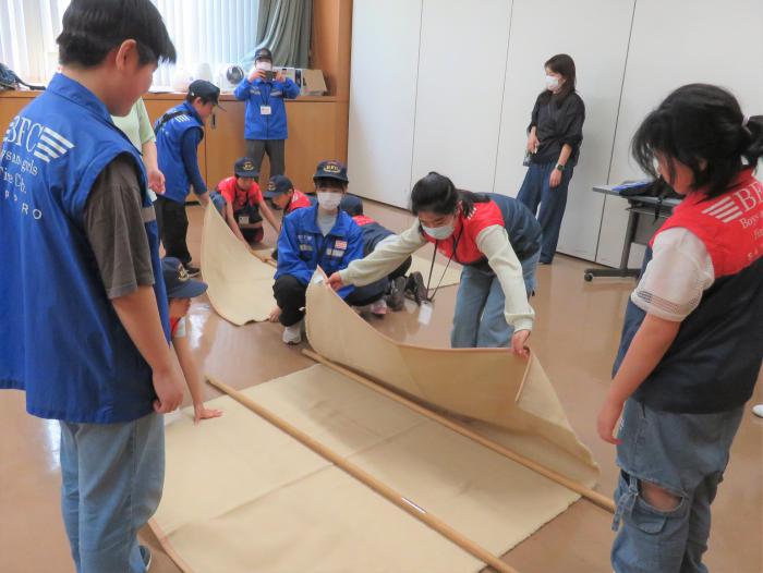 クラブ員が毛布担架を作成している様子