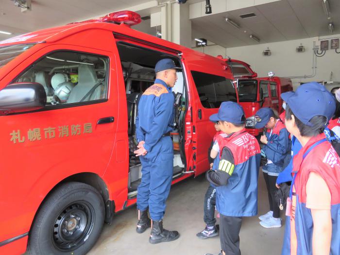 指揮車を見学している様子