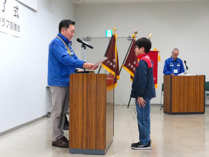クラブ員が修了証書を受け取っている様子1