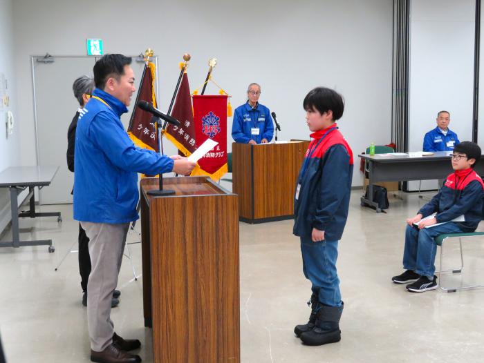 クラブ員が修了証書を受け取っている様子2