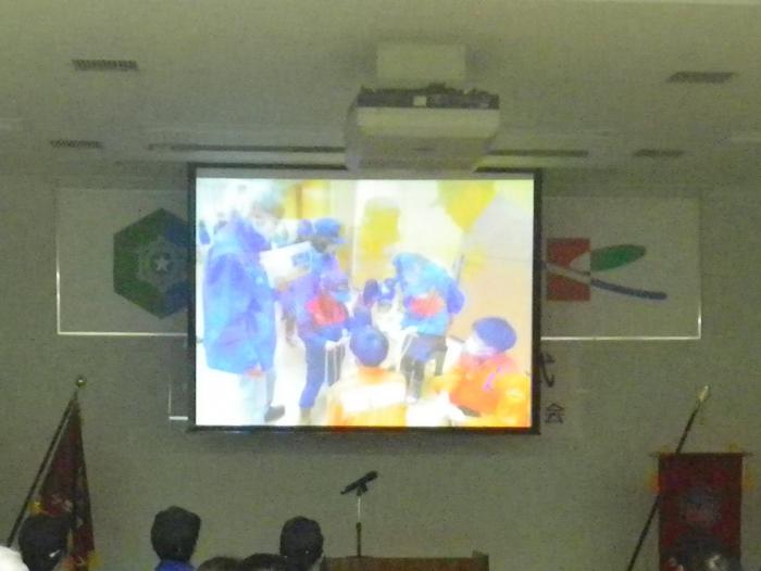 今年度の活動の様子をスライドショーとして流している様子