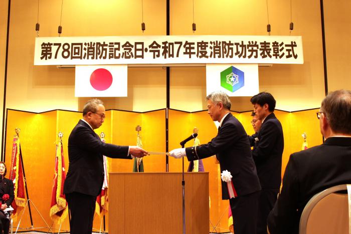 きよた幼稚園幼年消防クラブの園長が表彰状を授与される様子