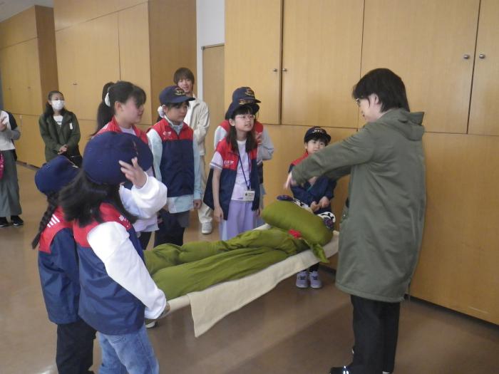 毛布担架搬送訓練のようす