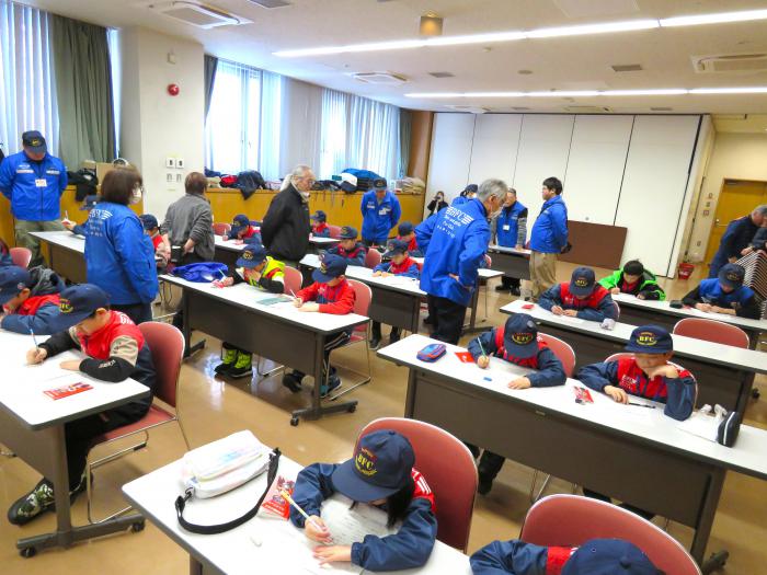 クラブ員検定の筆記試験の様子1