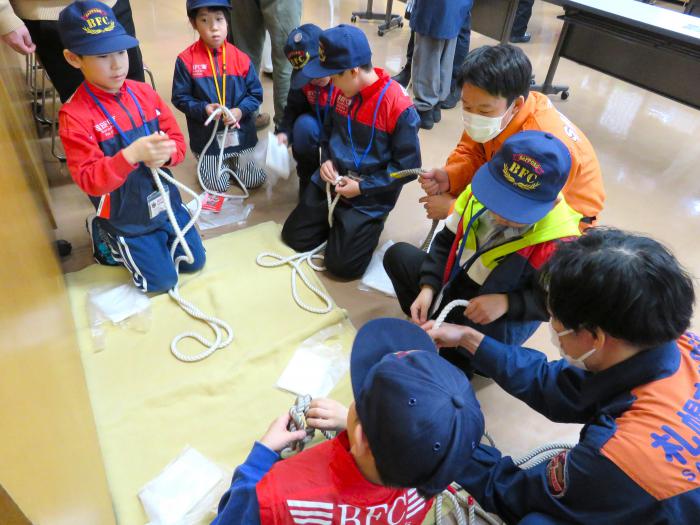 クラブ員検定の実技試験でロープ結索をしている様子1