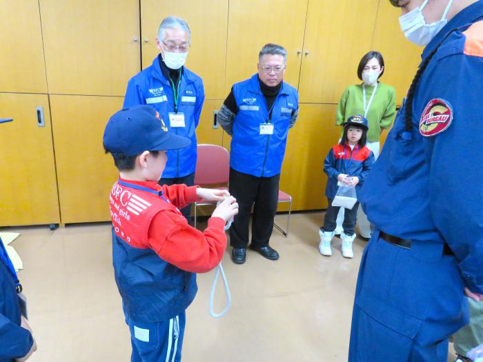 クラブ員検定の実技試験でロープ結索をしている様子2