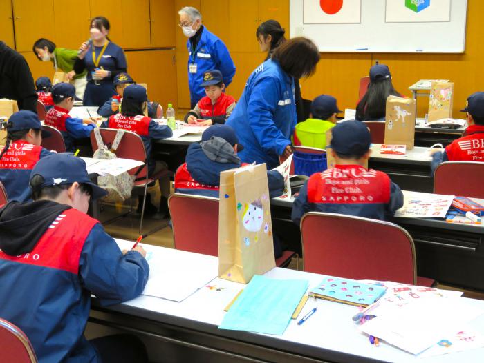 クラブ員が火の用心の紙袋ランタンを制作している全体の様子