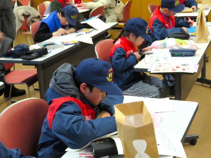 クラブ員が火の用心の紙袋ランタンを制作している様子1