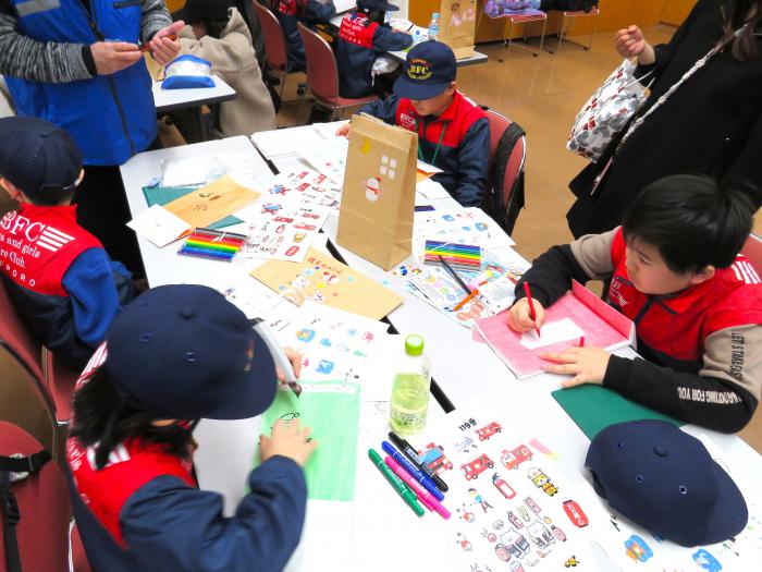 クラブ員が火の用心の紙袋ランタンを制作している様子2