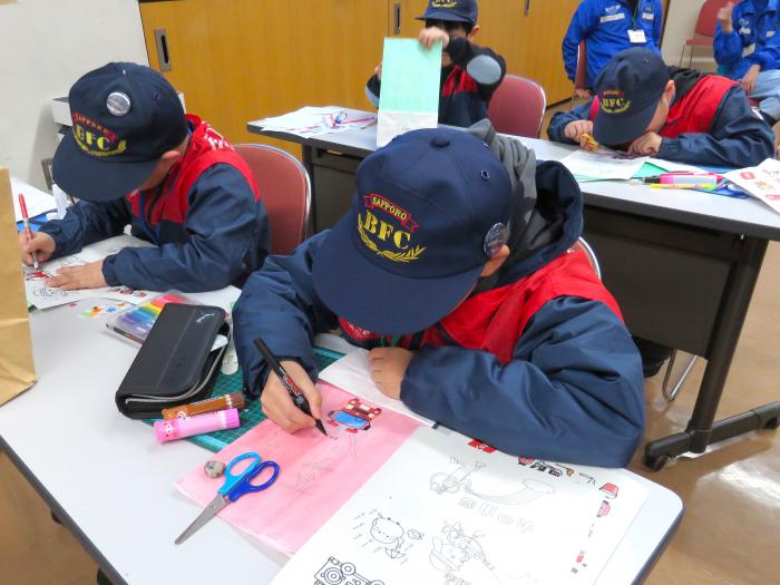 クラブ員が火の用心の紙袋ランタンを制作している様子3