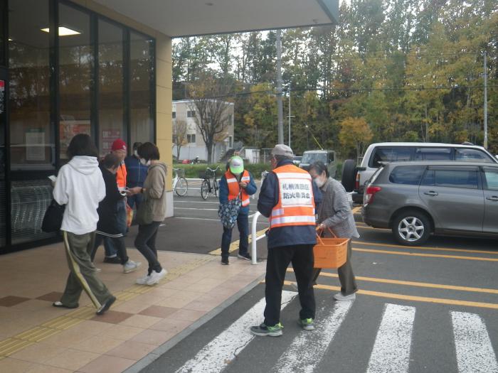 ダイイチ清田店で街頭啓発をしている様子