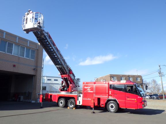 里塚出張所前ではしごを伸ばす里塚はしご車