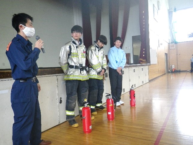 消防の装備を着る生徒