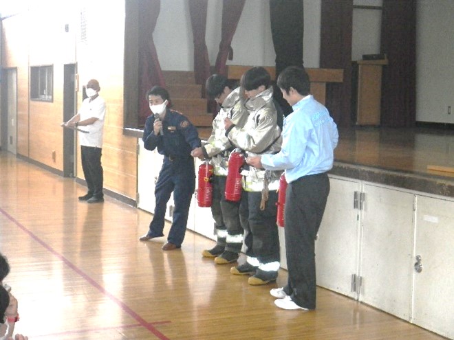 消火器取扱い訓練をする生徒
