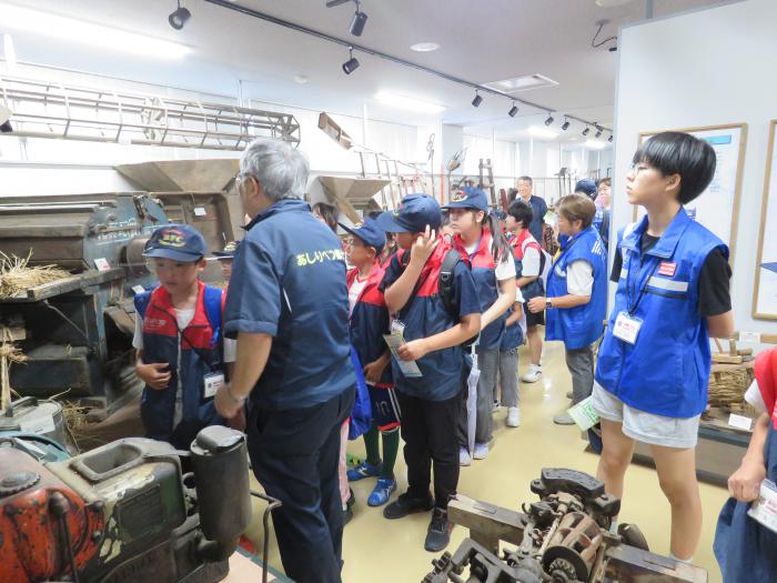 展示物を見学している様子1
