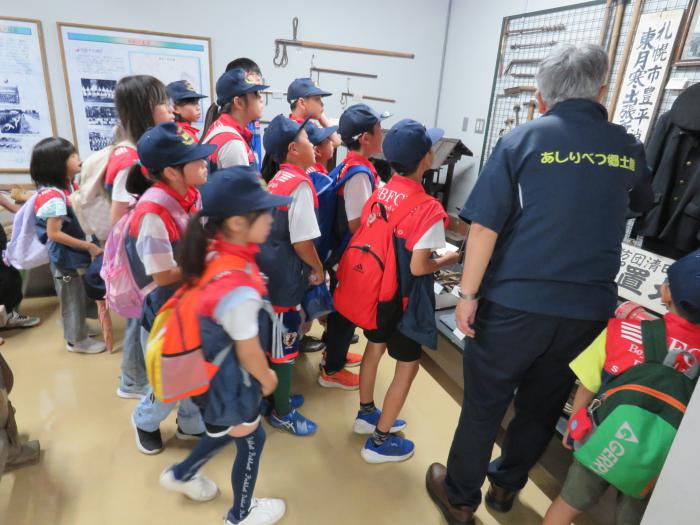 展示物を見学している様子3
