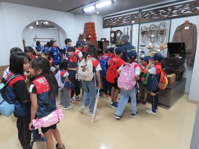 展示物を見学している様子2