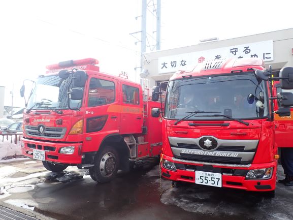 新しい水槽車と古い水槽車が並んでいる写真