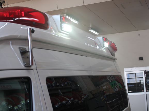 清田救急車左側に設置された作業灯の写真