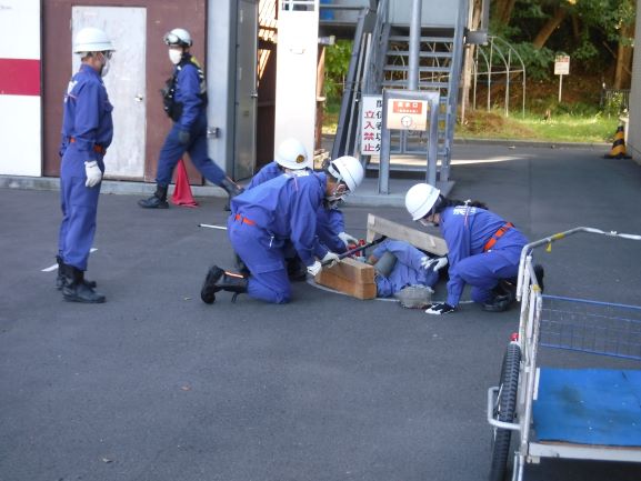 倒壊した建物に挟まれた人を救出する清田分団員