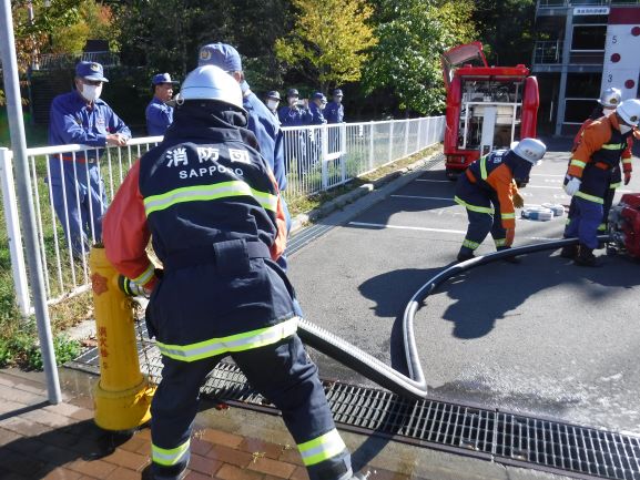 消火栓から給水し、放水する清田分団員