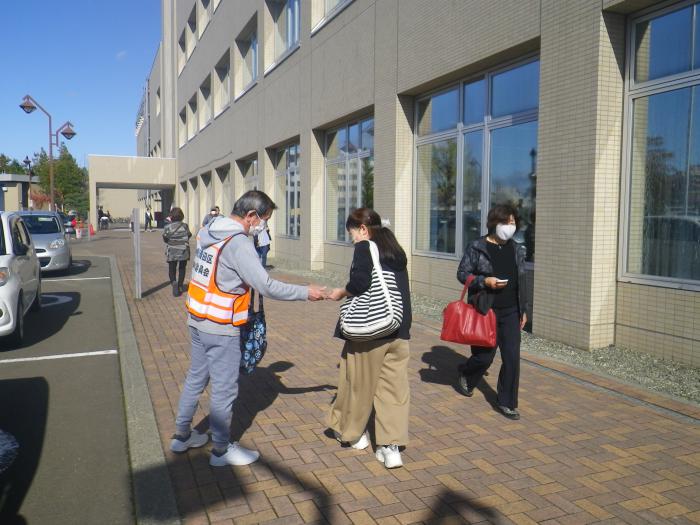 清田区役所で街頭啓発をしている様子