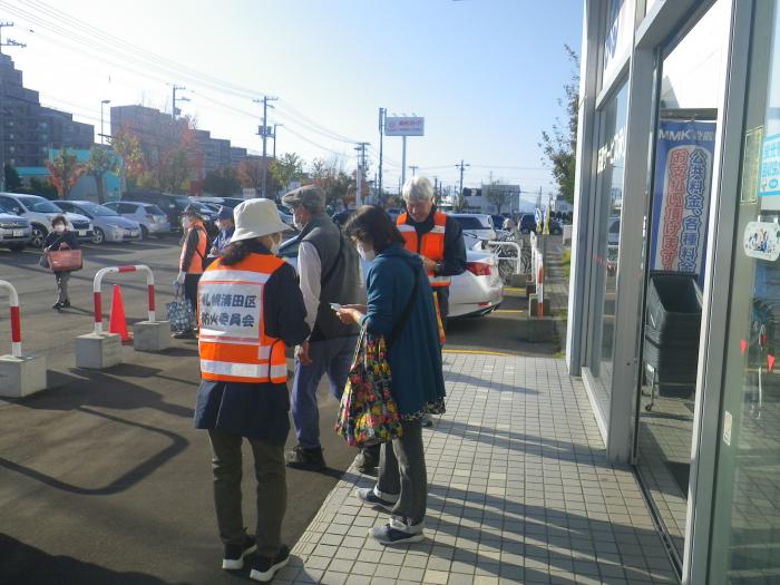 東光ストア平岡店で街頭啓発をしている様子