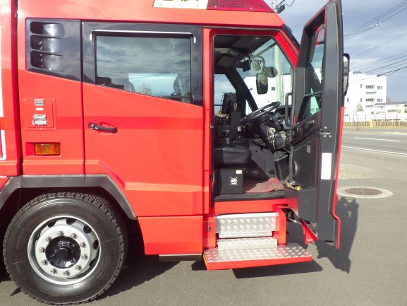 はしご車の運転席（ドアを開けた状態）