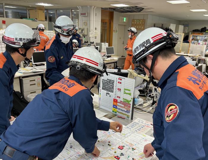 大規模災害対応訓練中の消防職員