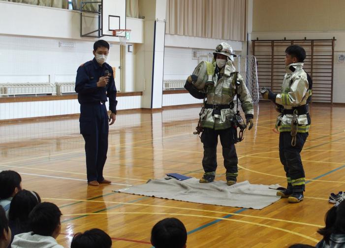 消防隊員に扮するクラス担任の先生