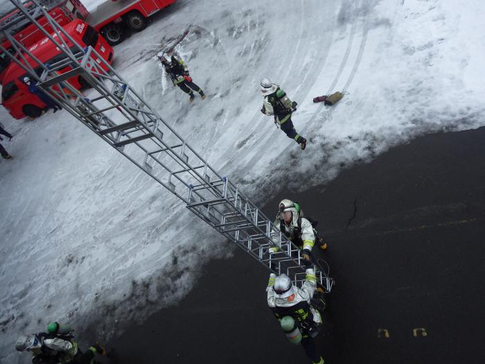 訓練中の2階窓からの消防隊